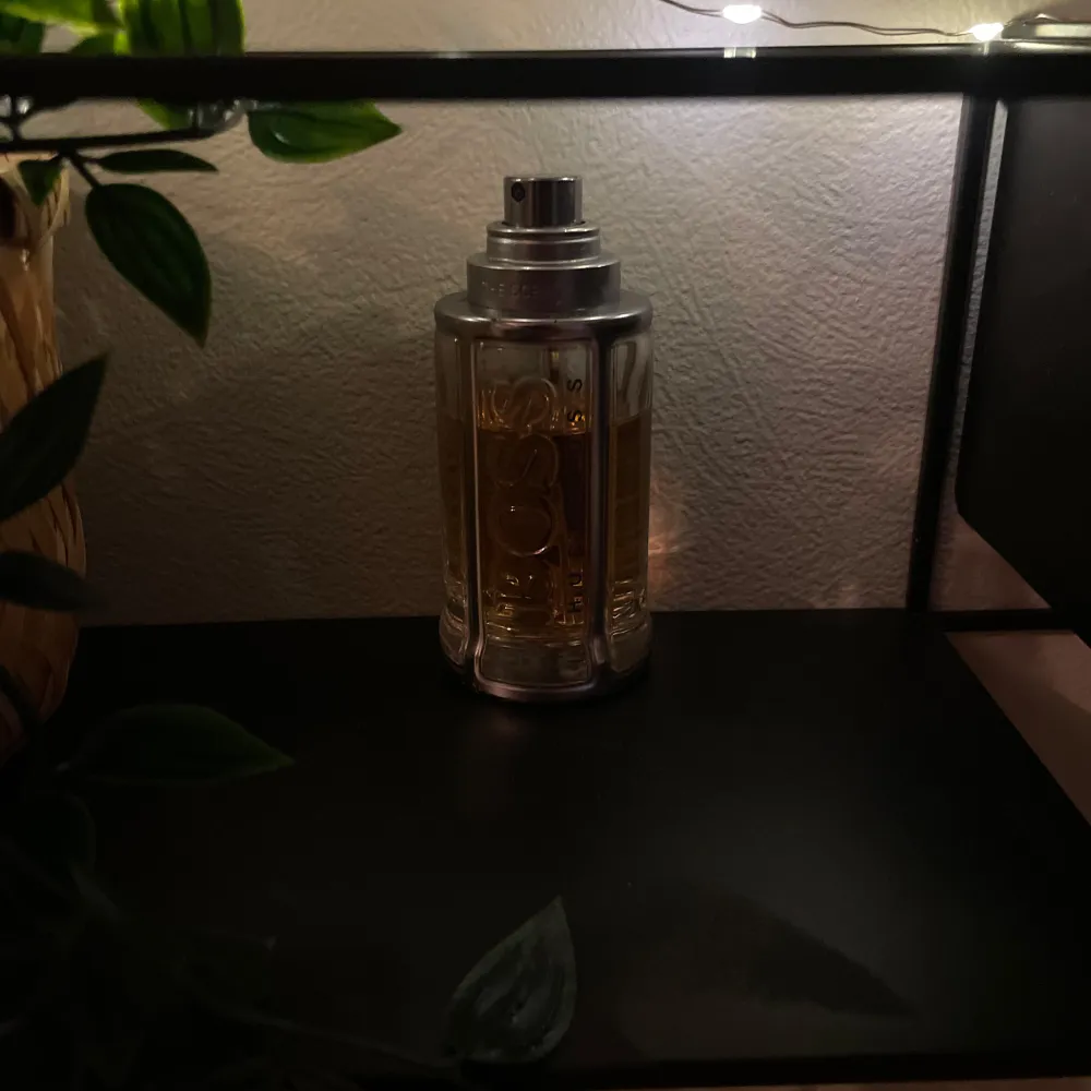 En helt perfekt parfym som passar för allt möjligt. Flaskan rymmer 50 ml men skulle säga att det är ca 40 ml kvar. Pris kan diskuteras vid snabb affär 🔥🔥🔥. Perfume.