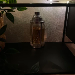 Hugo boss parfym  - En helt perfekt parfym som passar för allt möjligt. Flaskan rymmer 50 ml men skulle säga att det är ca 40 ml kvar. Pris kan diskuteras vid snabb affär 🔥🔥🔥