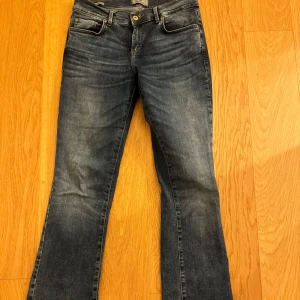 Blå jeans med bootcut - Snygga blå jeans från LTB med låg midja. Lite utsvängda nertill🩷