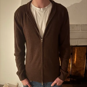 John Henric hel zip - Hel zip tröja från John Henric || 9/10 skick || Material är merinoull || Modellen är ungefär 185cm lång || Fråga vid minsta fundering!