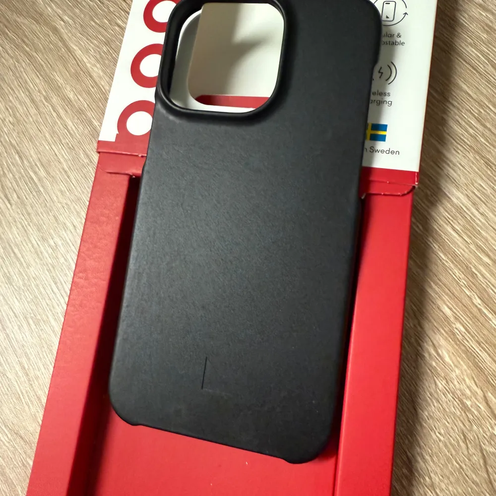 Säljer ett oanvänt och stilrent svart mobilskal för iPhone 13 Pro från A Good Company. Skalet är tillverkat i Sverige av 100% växtbaserat material och är både komposterbart och biologiskt nedbrytbart. Perfekt för dig som vill ha ett hållbart och miljövänligt alternativ utan plast. Nypris 300:-. Asusteet.
