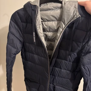 Mörkblå quiltad jacka från Armani Exchange - Använd fåtal gånger mycket bra skick