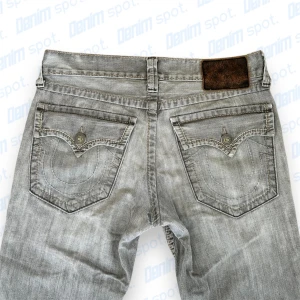 True Religion Jeans💙 - Gråa vintage true religion jeans i bra skick! 💙Längd: 106 cm • Midja: 45 cm • Innerbenslängd: 80 cm • Benöppning: 23 cm • OBS! Reparerat hål vid grenen (se bild), lite heelbite & ett pyttelitet hål vid foten • Hör gärna av dig vid frågor! 💙