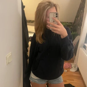 Svart hoodie - Säljer en klassisk mörkblå hoodie med långa ärmar och en bekväm passform. Perfekt för en avslappnad stil. Den har en praktisk ficka framtill och justerbar huva med dragsko. Män hoodie men passar båda kön❤️pris kan alltid diskuteras
