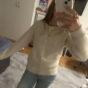 Stickad tröja från Zara - Så mysig stickad tröja från Zara med prislappen kvar. Den har samma design på båda sidor. Storlek s men sitter som en xs också. Skriv för fler bilder😇