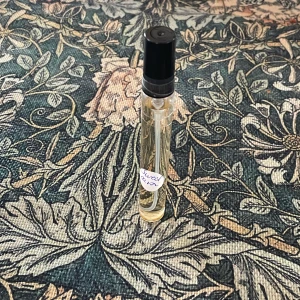 Essnce  Sweet Cara 10ml - Essnce sweet cara splitt  toppnot pion, svarta vinbär, kokosgrädde, mandel och pistage. Hjärtnot jasmin orkidé och karamell. Basnot sandelträ, vanilj och mysk Doftfamilj söt,blommig, vanlij. 