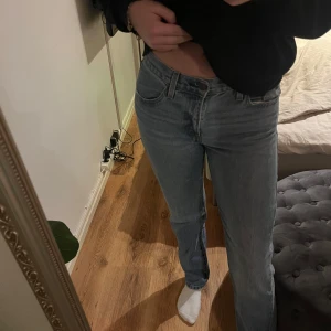 Blå jeansbyxor Middy Straight från Levis  - Snygga blå jeans från Levis i modellen Middy Straight. De har en bekväm passform och en fin mycket tvätt❣️Använt fåtal gånger, referens jag är 175cm lång💗💗Nypris 1299kr 