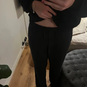 Svarta linnebyxor från BikBok - Snygga svarta linnebyxor från BikBok i storlek XS. De har en bekväm passform med resår i midjan och snörning fram!!❤️‍🔥