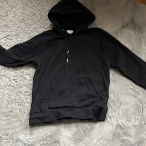 Limited edition hoodie revenite  - Säljer en svart limited edition  hoodie från Revenite med en cool tryckdesign på baksidan som föreställer en kvinna och texten 'fru gårman'. Hoodien har en klassisk passform med långa ärmar och en praktisk ficka framtill.