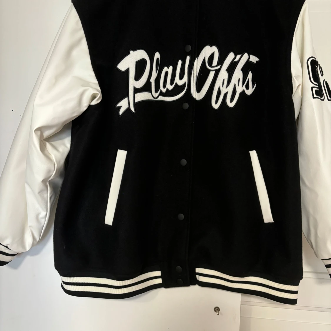 Svart och vit collegejacka