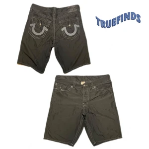 True religion swimming shorts SURF - Midjemått:53 Yterbenslängd:61 Innerbenslängd:31 Benöppning:29 Gren höjd:36 Storlek:40 ( i cm )  Priser kan diskuteras‼️