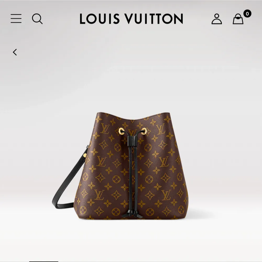 NYSKICK. Snygg brun axelväska från Louis Vuitton med det klassiska monogrammönstret. Väskan har en justerbar axelrem och stängs med snörning. Perfekt för att ge en lyxig touch till din outfit. Kvitto finns! NYSKICK, har ej använts mer än 2-3 ggr. . Laukut & Käsilaukut.