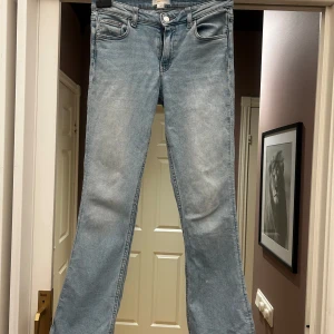 Lågmidjade ljusa jeans - Jättefina ljusblå och lågmidjade jeans från Gina Young. De är i storlek 158 men kan också passa xs/xxs. 