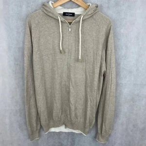 Gran sasso kashmir hoodie - Riktigt schysst hoodie från Gran Sasso. Passar M-L modellen är 185 lång. Vid snabb affär kan jag gå ner i pris 15% kashmir 85% bomull
