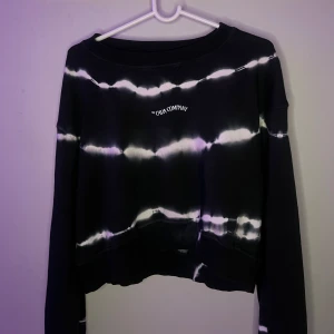 Svart och vit tröja från The Cave Company - Säljer en cool svart och vit tröja från The Cave Company. Tröjan har en croppad passform och långa ärmar. Perfekt för en avslappnad stil. Hör av dig vid intresse!