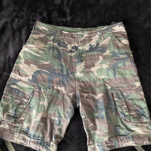 Camo shorts  - Baggy camouflage shorts med fickor. Finns knytning i midjan så de borde passa de flesta om man vill ha en lite mer baggy look på dom.
