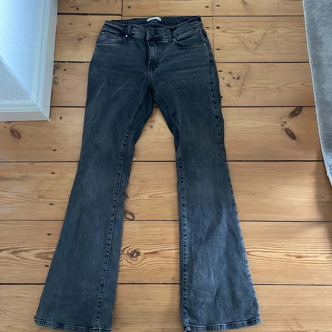 Grå bootcut jeans från Perfect Jeans - 1