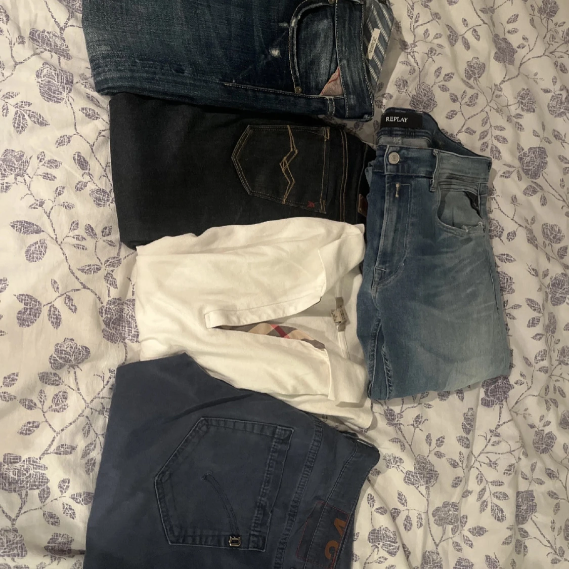 Samling av jeans och byxor