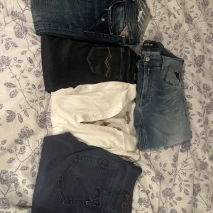 Samling av jeans och byxor - Byter ett antal plagg.