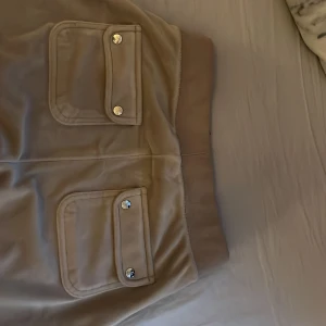 Beige mjukisbyxor med fickor - Juicy couture byxor, har sytt upp dom, jag är 163 och dom är bra i längden på mig