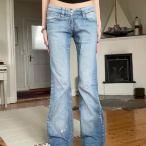 Blå lågmidjade jeans från Vero Moda - Snygga blå jeans från gammal Vero Moda med bootcut. Jeansen är lågmidjade.