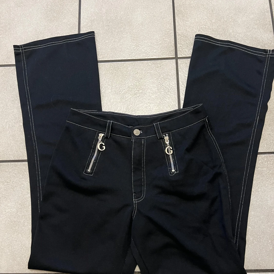 Svarta byxor med dragkedjedetaljer midja 74 cm