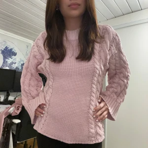 Rosa stickad tröja från Gina Tricot - Mysig rosa stickad tröja från Gina Tricot med kabelstickat mönster ⭐️ 