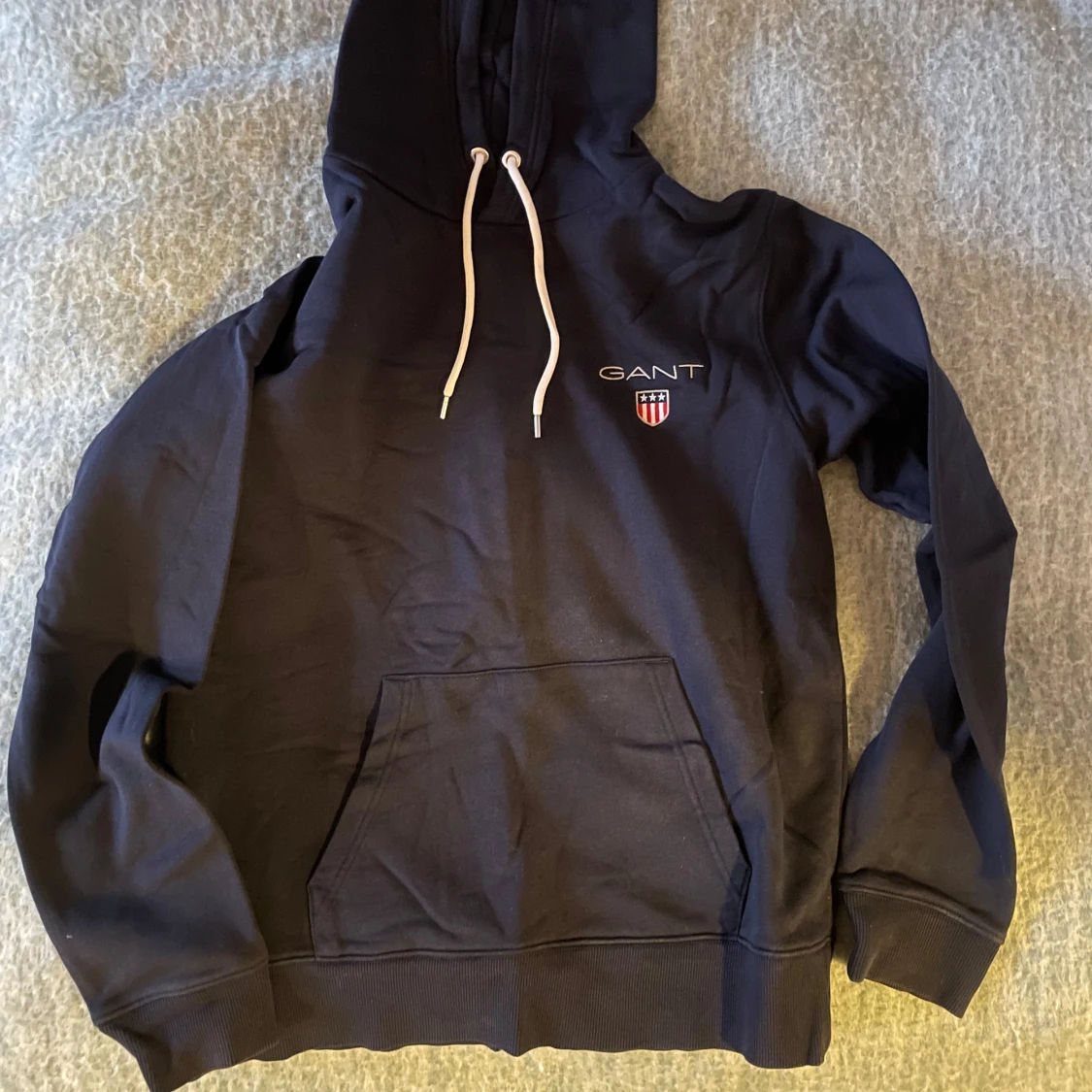 Mörkblå hoodie från GANT