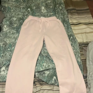 Mjukis byxor  - Rosa mjukis från ginatricote den ända defekten på dom är att de är lite svarta fläckar där nere syns inte jätte tydligt i verkligheten dom kanske går bort me speciella tvätt grejer men har inte testat annars är dom som nya 