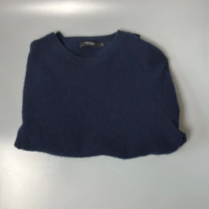 Mörkblå kashmirtröja från Matinique - Säljer en elegant mörkblå kashmirtröja från Matinique. Tröjan är mjuk och lyxig, perfekt för kyligare dagar. Den har en klassisk design med rund hals och ribbade kanter.