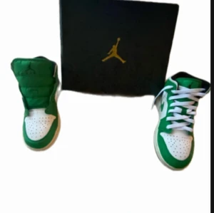 Grön vit Air Jordan  - Säljer mina air jordan 1 skor i grönt och vitt för dom är alldeles för små. Jag fick dom i födelsedagspresent förra året! Man får såklart vita snören till andra skon men jag ville bara visa loggan. Skriv till mig om du har frågor!! 