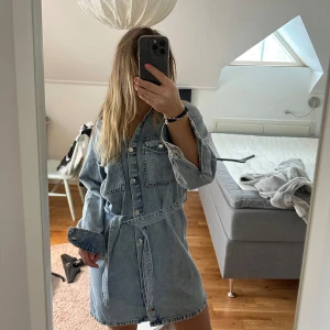 Jeansklänning  - Snygg jeansklänninh med bälte! Snyggt att knäppa upp några knappar. Använd två gånger 🩷