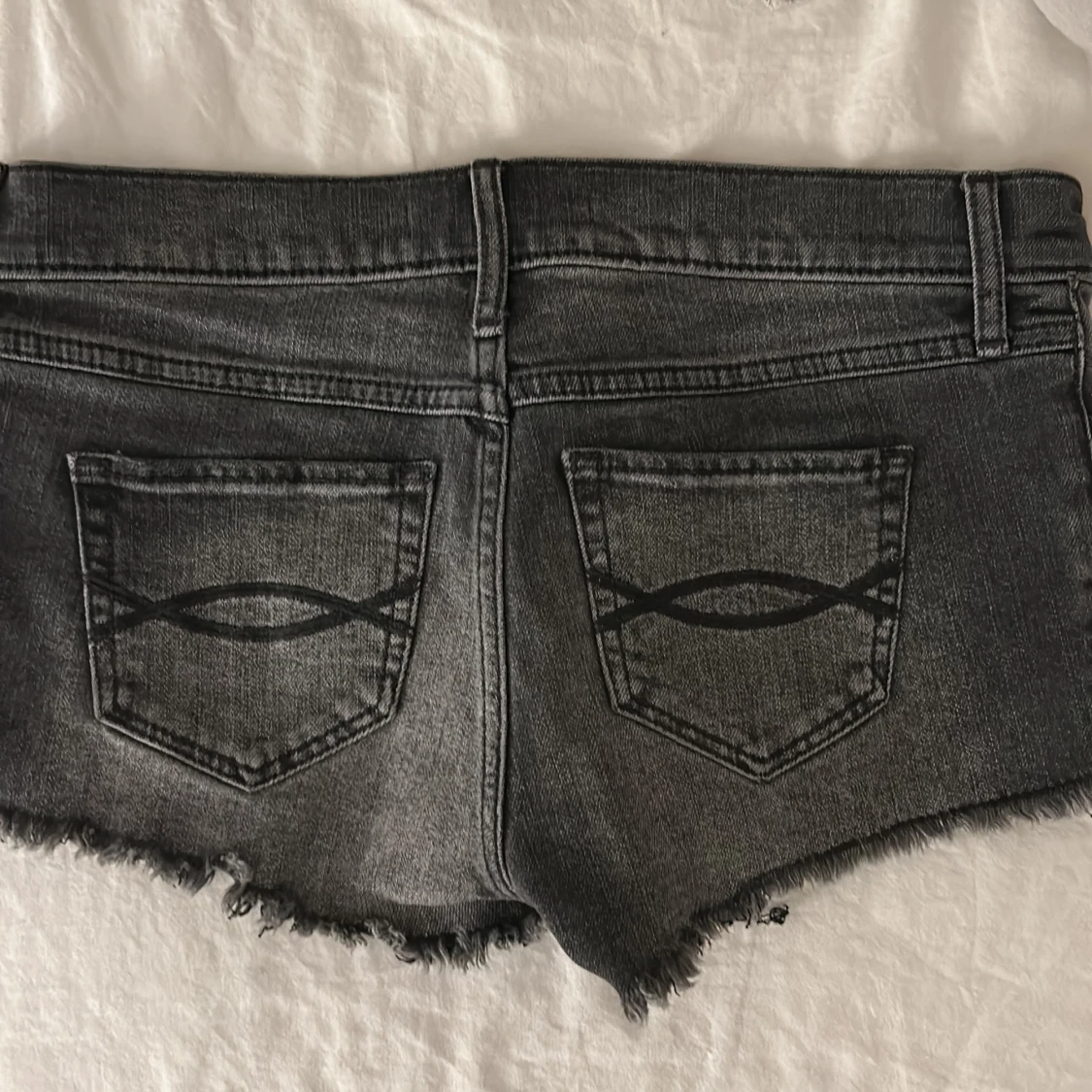 Svarta jeansshorts från Abercrombie & Fitch - 1