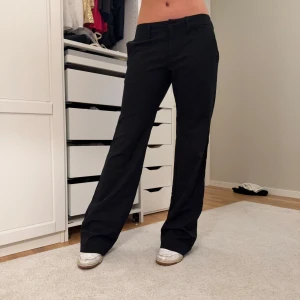 Svarta lågmidjade kostymbyxor från ALOBHA label - Alobha label lågmidjade kostymbyxor. Aldrig använda då de är för långa på mig. OBS stora i storleken de är en XS men skulle kunna passa en M. Stretchiga i materialet   Mått: Midja rakt över: 37cm Midja runt: 76cm Midjehöjd: 21cm Längd 105cm Innerbens längd: 84cm Lår rakt över: 27cm