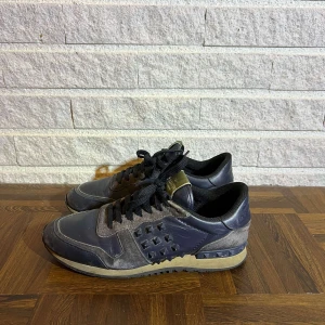 Valentino rockrunners - Riktigt feta valentino rockrunners med nitar, bra skick överlag, finns tecken på användning och en nit saknas på insidan. Storlek 42. Hör av dig vid minsta fundering, 12