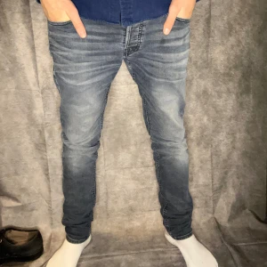 Jack & jones jeans slim glenn - Mycket bra skick, 32/34 sitter som 31/32, blå grå färg