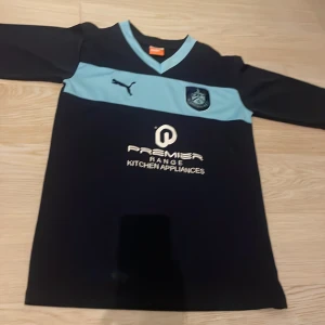 Fotbollströja  - Säljer Burnleys bortastell från 2013. Skicket är super bra. Hör av er om ni undrar något! 