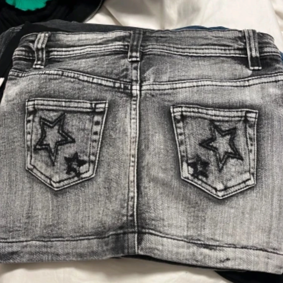 Grå jeanskjol med stjärndetaljer - 3