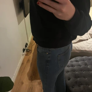 Blå jeans - Snygga blå boocut jeans från Vero Moda!!🩷Passar perfekt i längd för mig som är 175cm lång! Sköna byxor med stretch! 