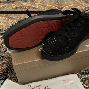 Christian Louboutin - Sköna, snygga skor från Christian Louboutin. Använt den nästan 4-5 månader fick dom som present men har kvitto kartong mm. Fler frågor är det bara att hojta till! Priset kan diskuteras vid snabb affär.