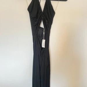 Svart maxi klänning från Nelly  - Svart långklänning med slit från Nelly, helt ny med prislapp, orginalpris 699, storlek M passar även S/L väldigt stretchig, helt oanvänd  Bilder på kan skickas!!. Den är tillverkad i ett mjukt och följsamt material som ger en fin passform.
