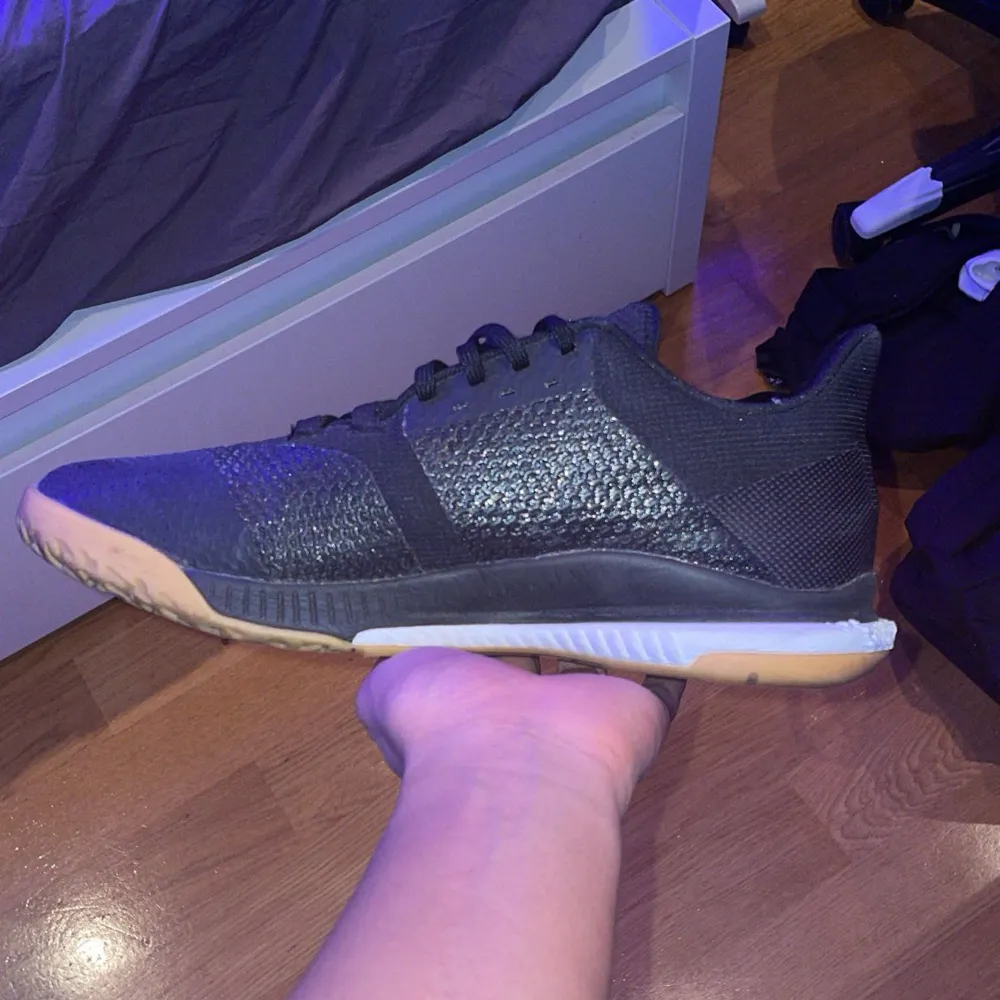 Hej, säljer mina inomhus skor som fungerar bra för alla olika inomhus sporter. Skick 10/10 säljer dem pågrund att dem har blivit för små. Skriv gärna frågor. Kengät.