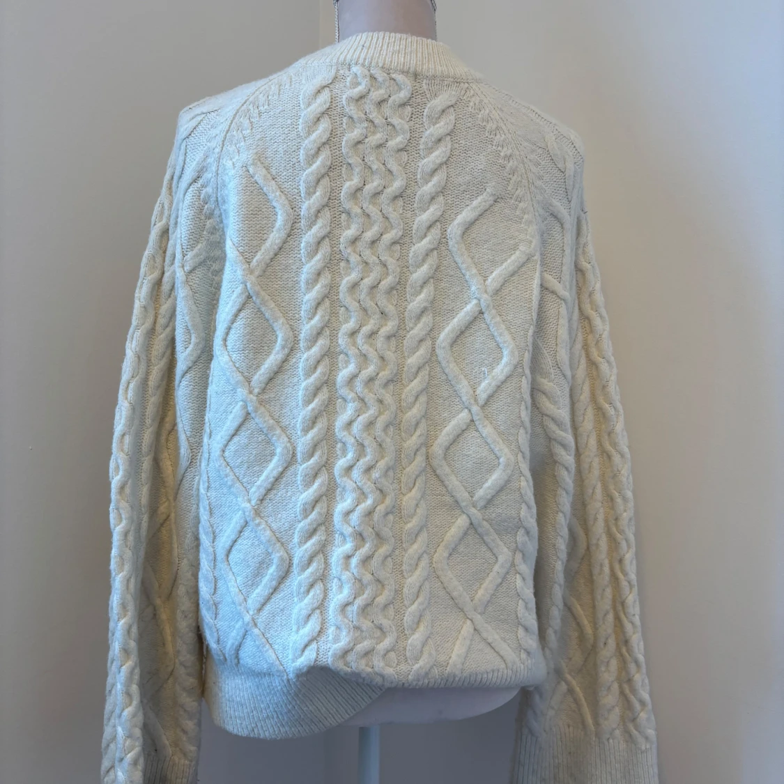 Vit stickad tröja från Gina Tricot - 1