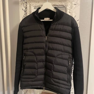 Moncler Cardigan  - Tja! Säljer min Moncler Cardigan i storlek L i färgen svart, är i nyskick inga skador på den, jackan passar mellan 175-185, bara jackan medföljer, skriv om ni har några frågor eller funderingar!