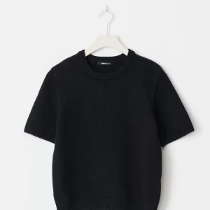 stickad t shirt - Superfin stickad t shirt från Gina tricot, storleken är xs men skulle säga att den är något stor i storleken. Köpt för 299kr och mycket sparsamt använd💘💘 