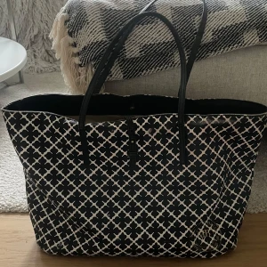 By malene Birger väska - INTRESSEKOLL! På min väska från By malene Birger. Den är i användt skick, har blivit lite solblekt och har några slitningar under väska som dock knappt syns när man använder den. Köpt för 2800 och är äkta! Kom med prisförslag (skriv innan köp)💕