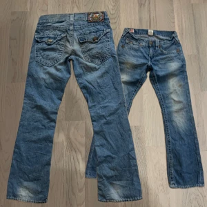 True Religion ‘Grand Tour’ Fat Stitch - Please view all pictures before purchasing, all product are authentic ✔️  Accepting reasonable bids  Lengt: 103cm Waist: 38cm Leg opening: 22cm  