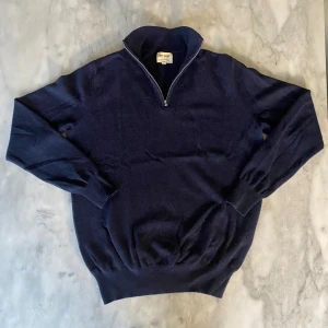 Mörkblå soft goat quarter zip 100% Kashmir  - Skick: 7,5/10. Tröjan har ett litet hål vid armhålan, dock är det helt omöjligt att se när tröjan är på.   Märke: Soft goat   Storlek: S  Färg: Mörkblå ⭐️ Tar även byten på allt 