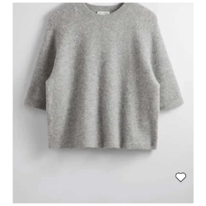 Grå stickad tröja - Mysig grå stickad tröja från other stories med trekvartsärm. Väldigt bra skick och enkel att matcha med olika outfits. Hör av er vid frågor eller funderingar.🥰