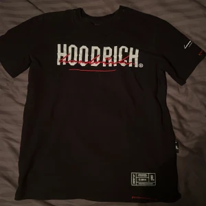 Svart t-shirt från Hoodrich - Snygg svart t-shirt från hoodrich ganska bra skick storlek XS passar S